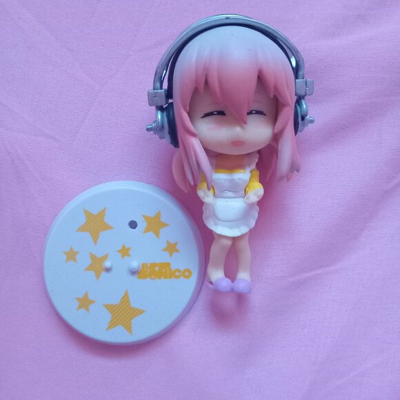 Super Sonico Mini Figurine w/ Stand - Picture 1 of 2